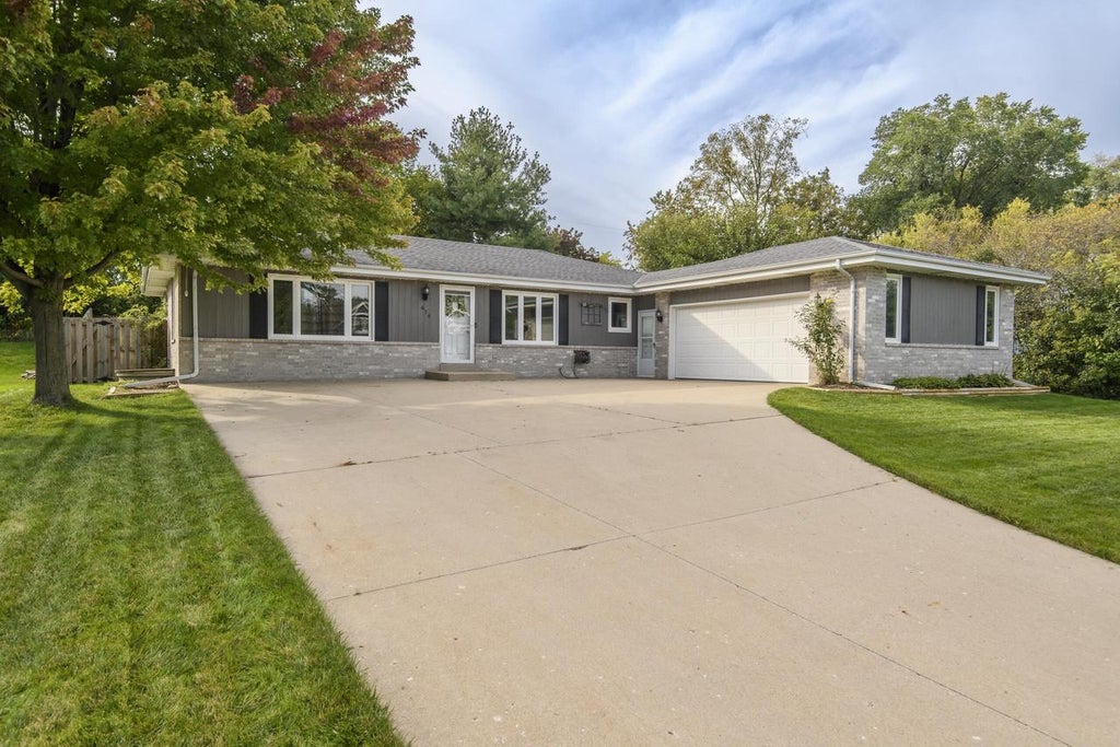 Photo of 414 Whipple Tree LANE, Waterford, WI 53185 (MLS # 1982609)