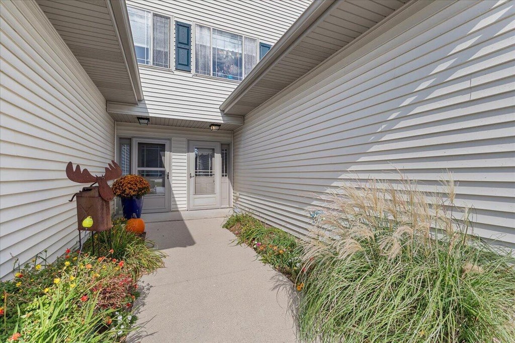Photo of 934 Spring COURT, West Bend, WI 53095 (MLS # 1984633)