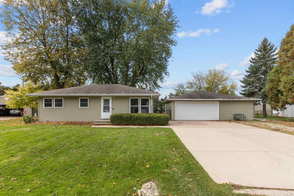 Photo of 1487 Deerwood DRIVE, Neenah, WI 54956 (MLS # 50334391)