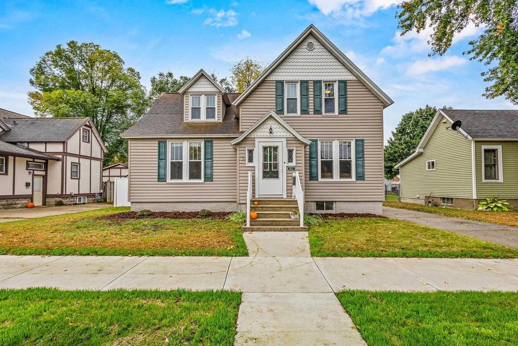 Photo of 2611 Parkridge AVENUE, Marinette, WI 54143 (MLS # 50317010)
