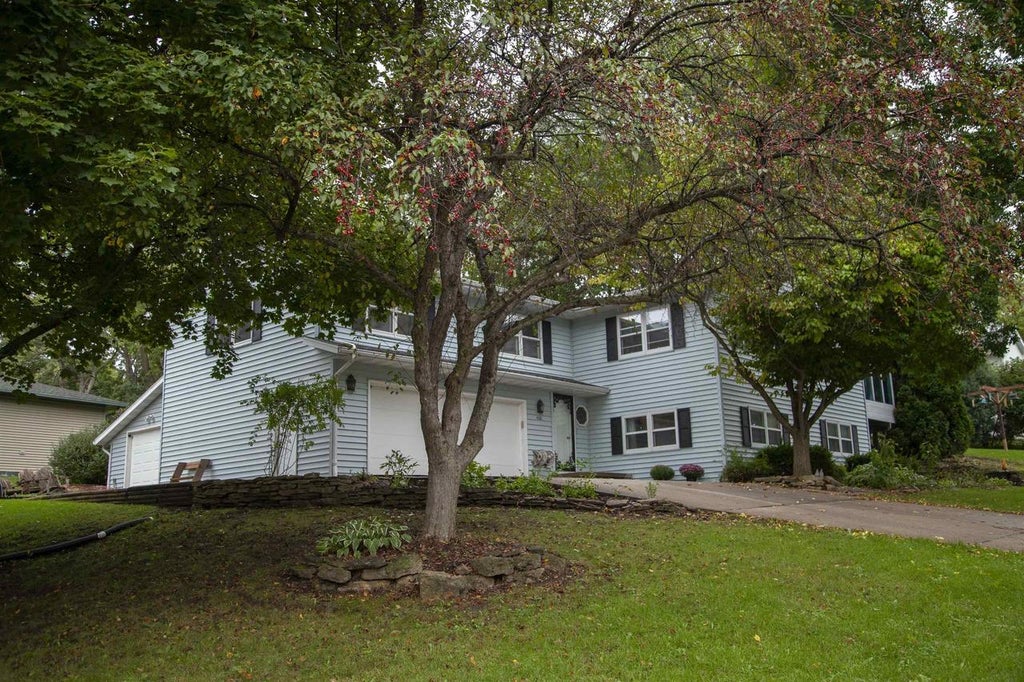 Photo of 400 Oak Valley ROAD, Mount Horeb, WI 53572 (MLS # 2033375)