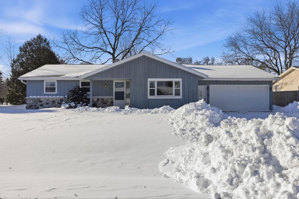Photo of 1381 Silverwood LANE, Neenah, WI 54956 (MLS # 50322371)