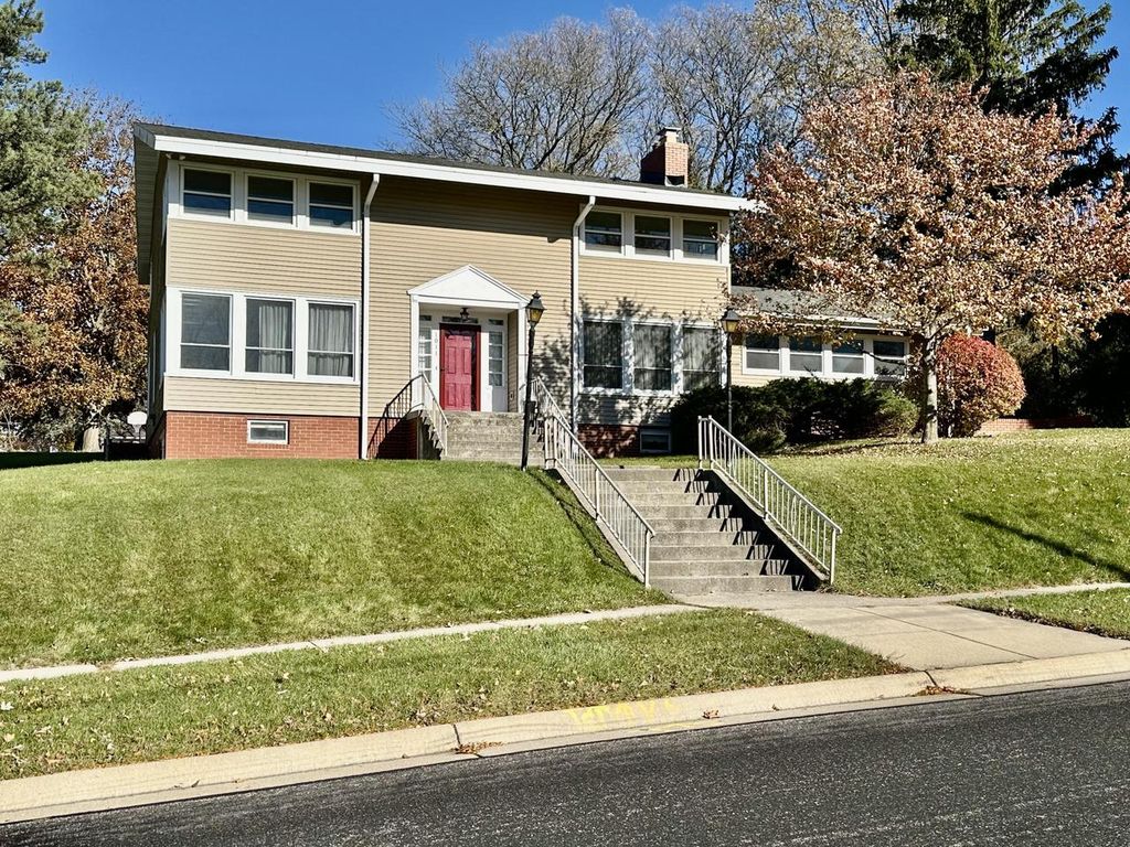 Photo of 1011 Richards AVENUE, Watertown, WI 53094 (MLS # 1941682)