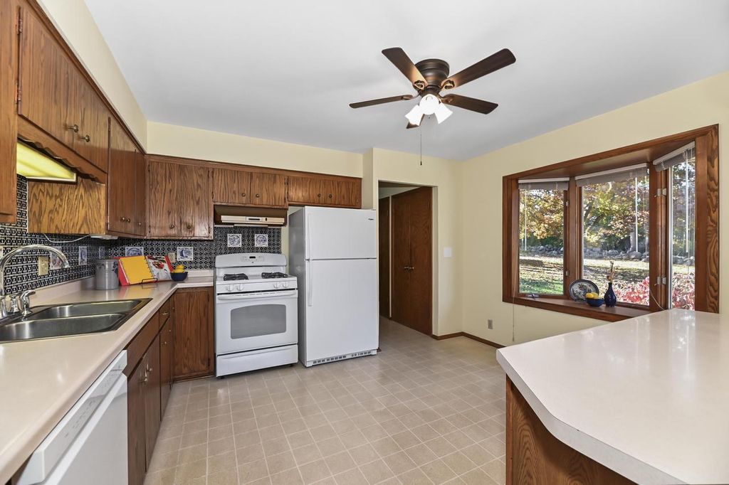 Photo of W279N4997 S Courtland CIRCLE, Pewaukee, WI 53072 (MLS # 1941288)