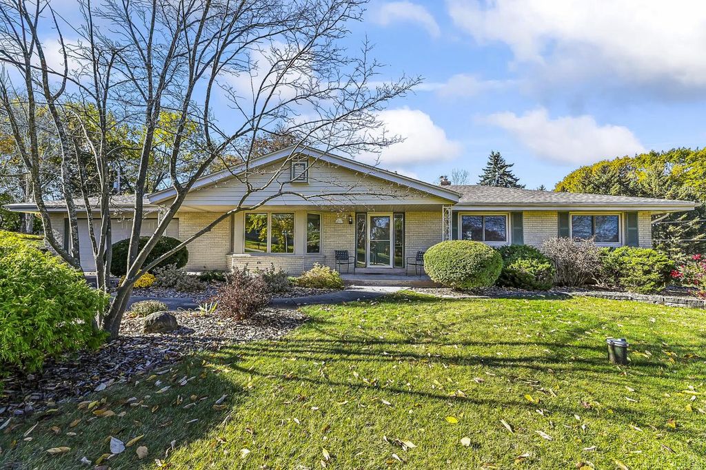 Photo of W279N4997 S Courtland CIRCLE, Pewaukee, WI 53072 (MLS # 1941288)