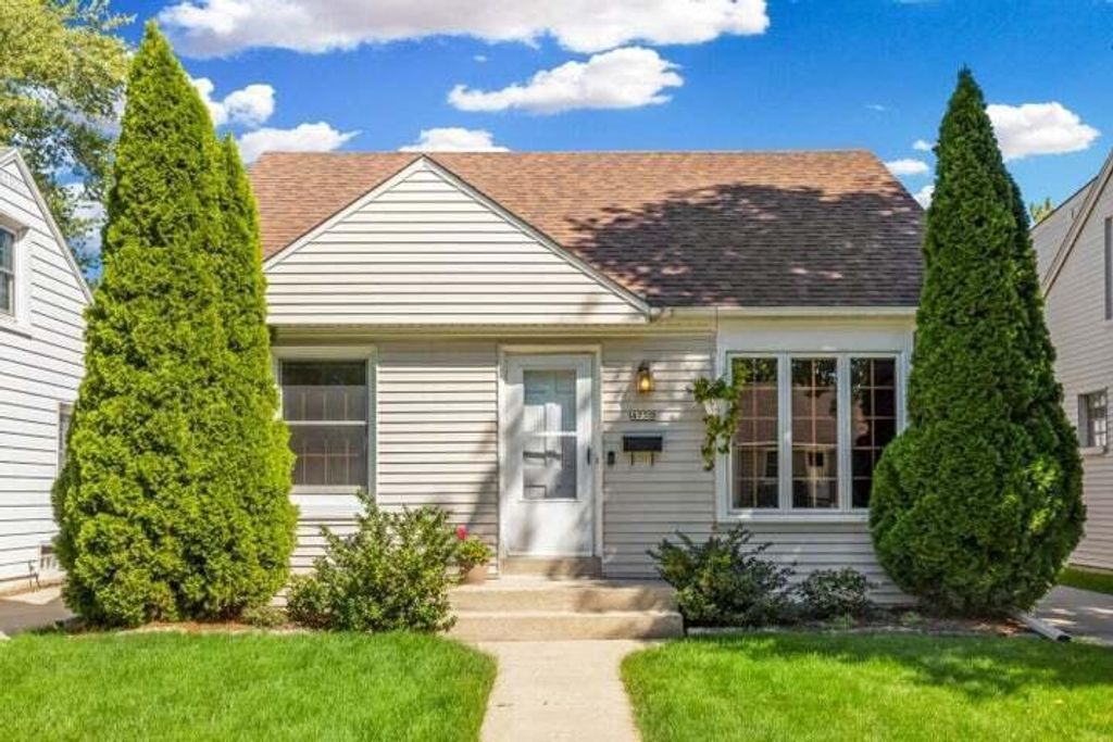 Photo of 4750 N Elkhart AVENUE, Whitefish Bay, WI 53211 (MLS # 1942880)