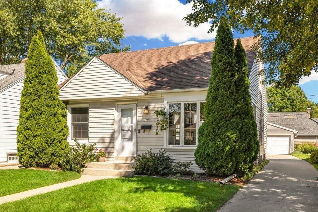 Photo of 4750 N Elkhart AVENUE, Whitefish Bay, WI 53211 (MLS # 1942880)