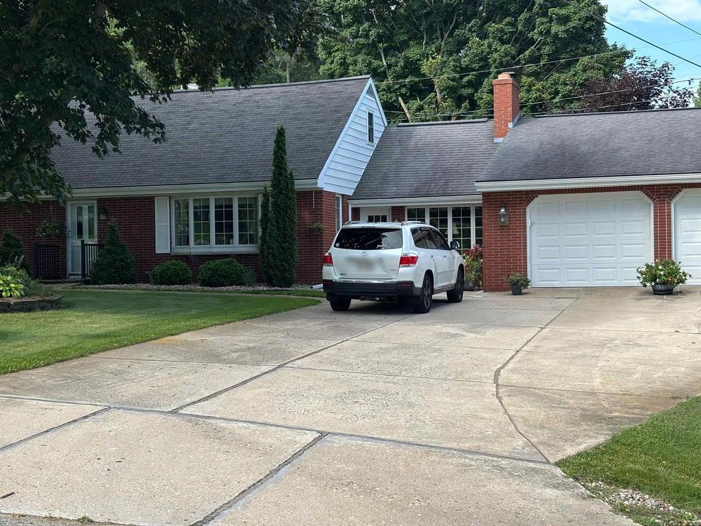 Photo of 5427 Oakleaf DRIVE, Luxemburg, WI 54217 (MLS # 50319244)