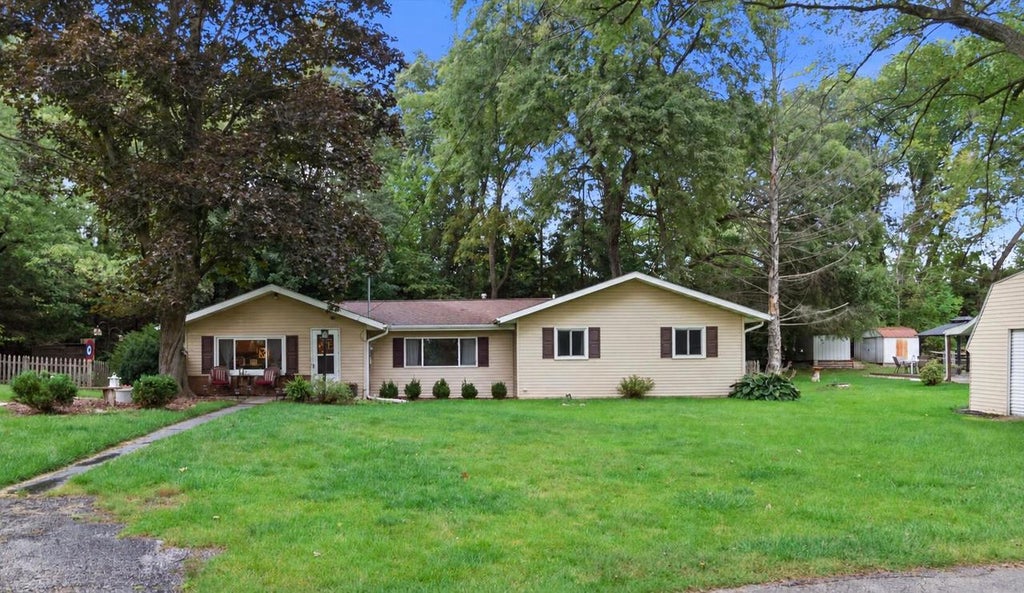 Photo of 915 Bay View AVENUE, Twin Lakes, WI 53181 (MLS # 1981052)