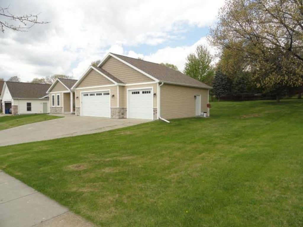 Photo of 525 Eagle Ridge Ln, Portage, WI 53901 (MLS # 2022109)