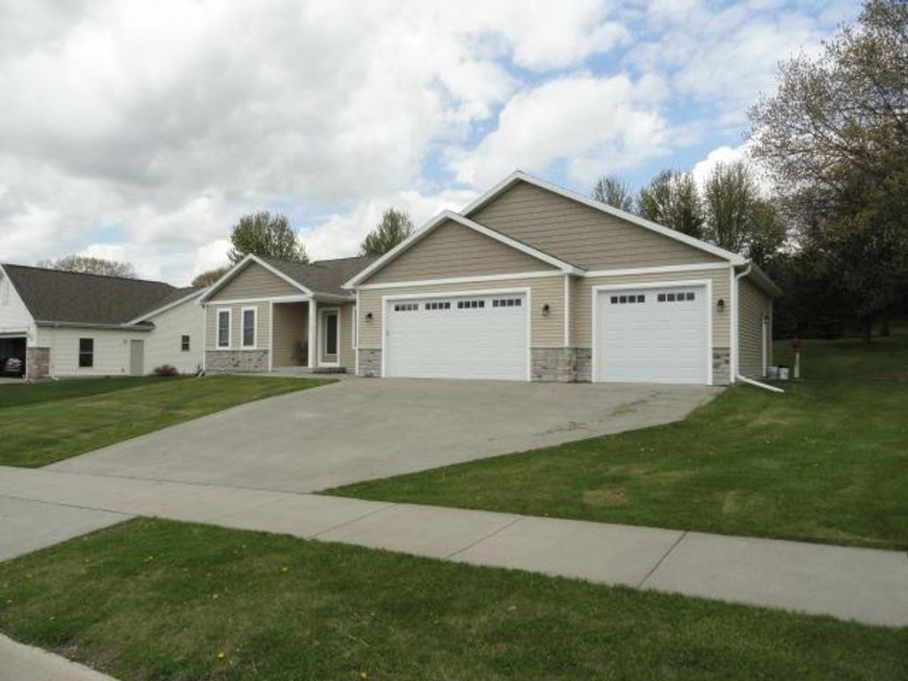 Photo of 525 Eagle Ridge Ln, Portage, WI 53901 (MLS # 2022109)
