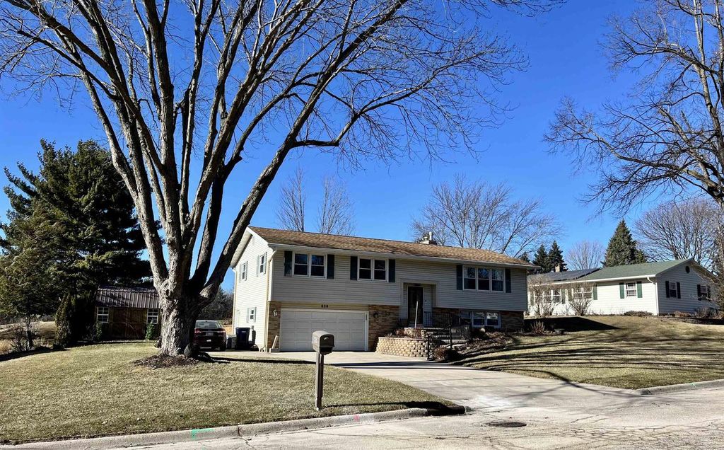 Photo of 639 Sussex DRIVE, Janesville, WI 53546 (MLS # 2017884)