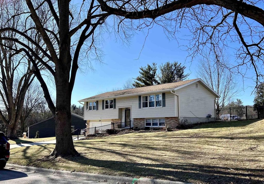 Photo of 639 Sussex DRIVE, Janesville, WI 53546 (MLS # 2017884)