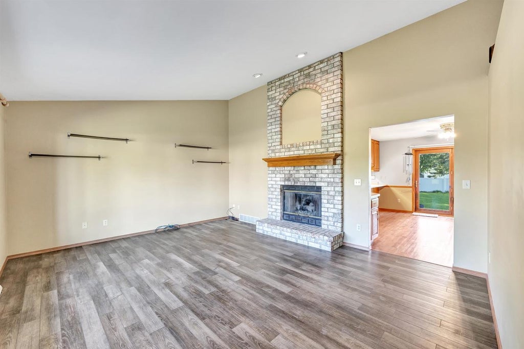 Photo of 1233 Drews DRIVE, De Pere, WI 54115 (MLS # 50333410)