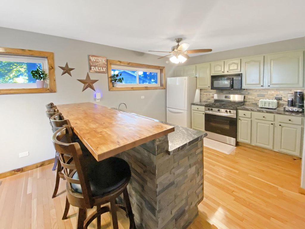 Photo of 515 Johnson AVENUE, Clinton, WI 53525 (MLS # 1941943)