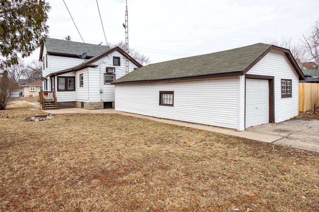 Photo of 1412 Jefferson STREET, Oshkosh, WI 54901 (MLS # 50321736)