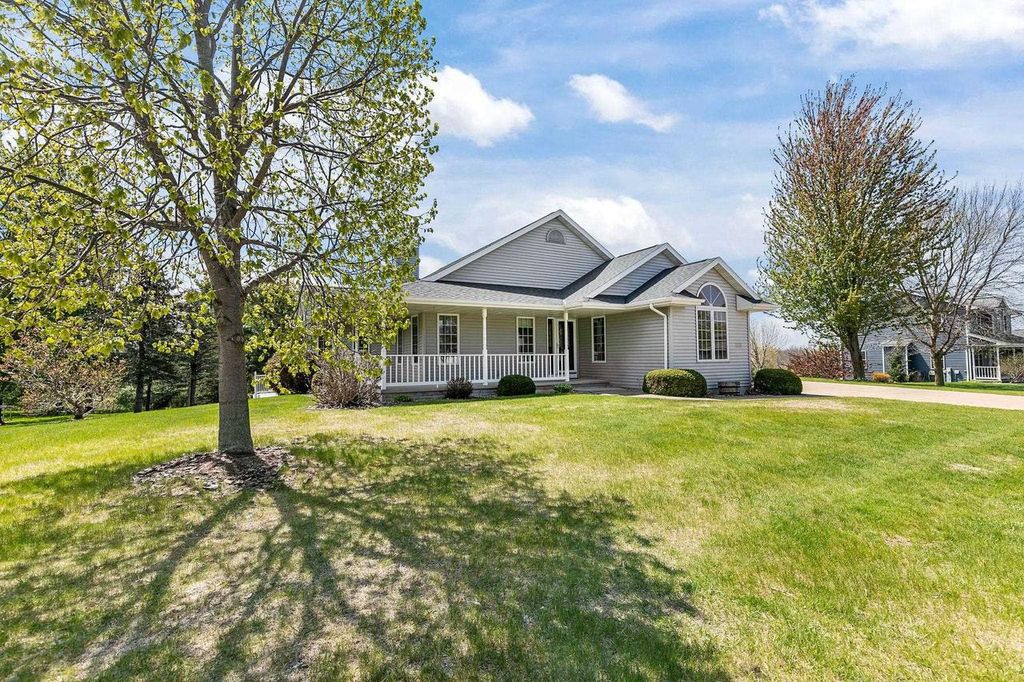 Photo of 118 Honeysuckle DRIVE, Hortonville, WI 54944 (MLS # 50325451)