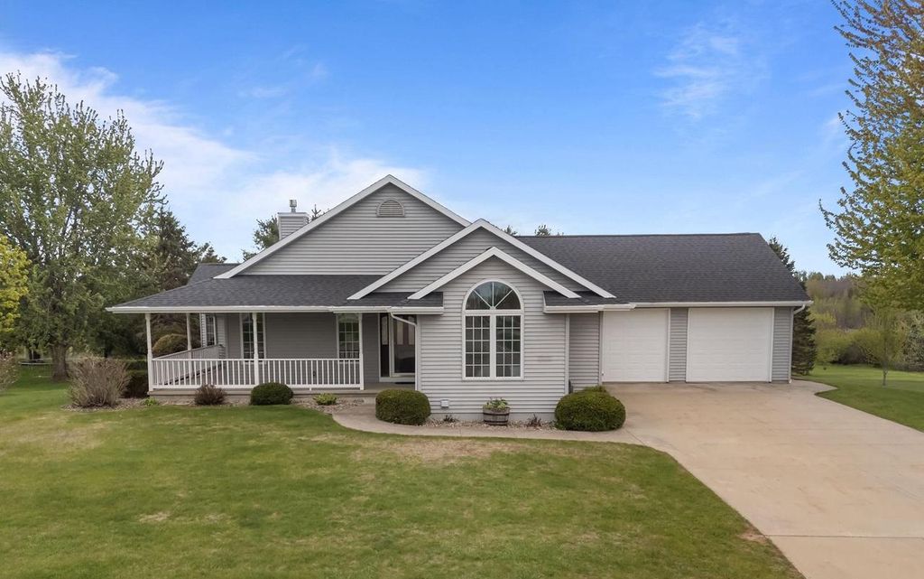 Photo of 118 Honeysuckle DRIVE, Hortonville, WI 54944 (MLS # 50325451)
