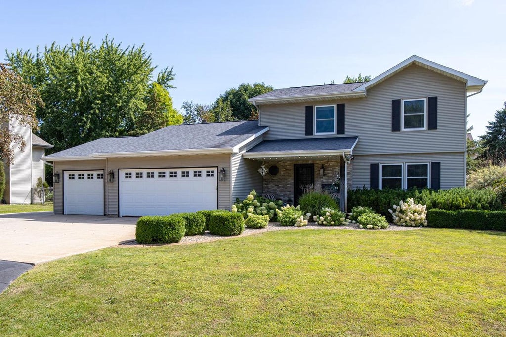 Photo of 1914 Amy Jo DRIVE, Oshkosh, WI 54904 (MLS # 50331711)