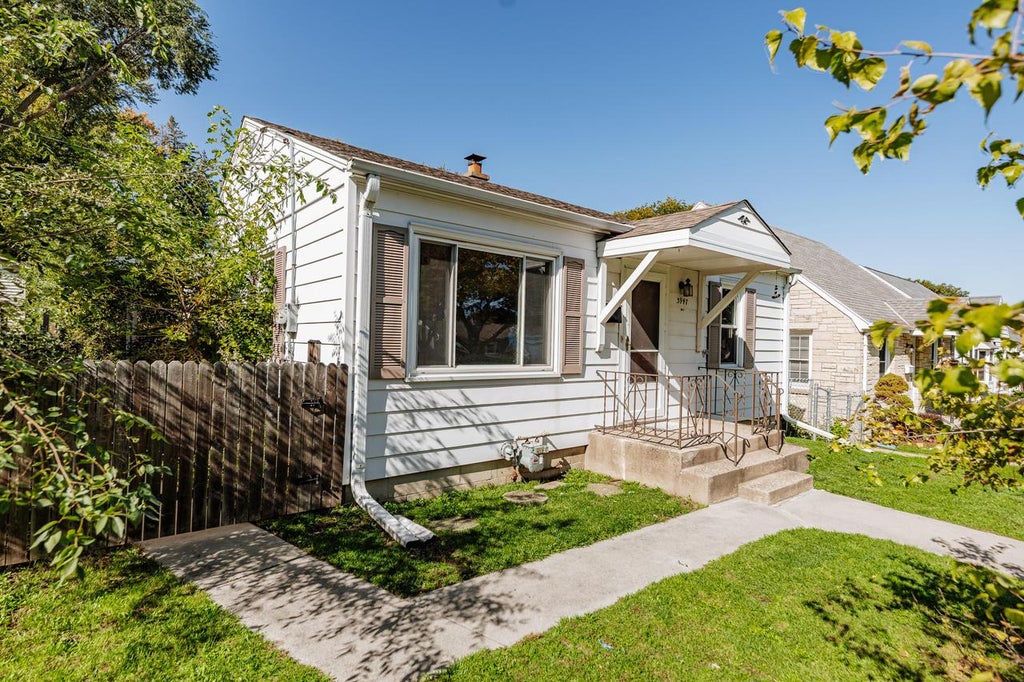 Photo of 3947 S Pine AVENUE, Milwaukee, WI 53207 (MLS # 1984497)