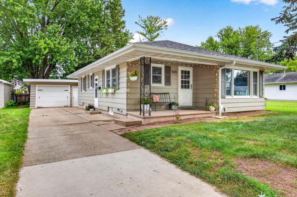 Photo of 1028 Tyler AVENUE, Oshkosh, WI 54902 (MLS # 50331266)
