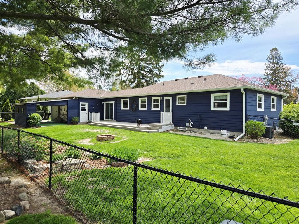 Photo of 434 Greenland AVENUE, Oconomowoc, WI 53066 (MLS # 1962159)