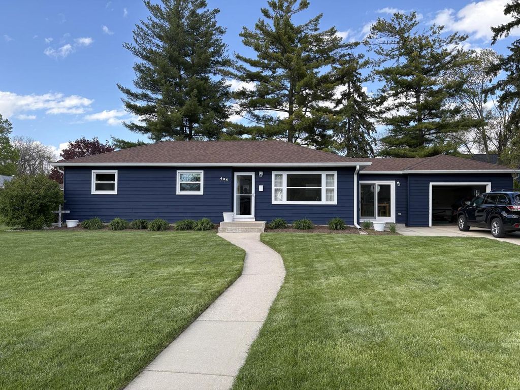 Photo of 434 Greenland AVENUE, Oconomowoc, WI 53066 (MLS # 1962159)