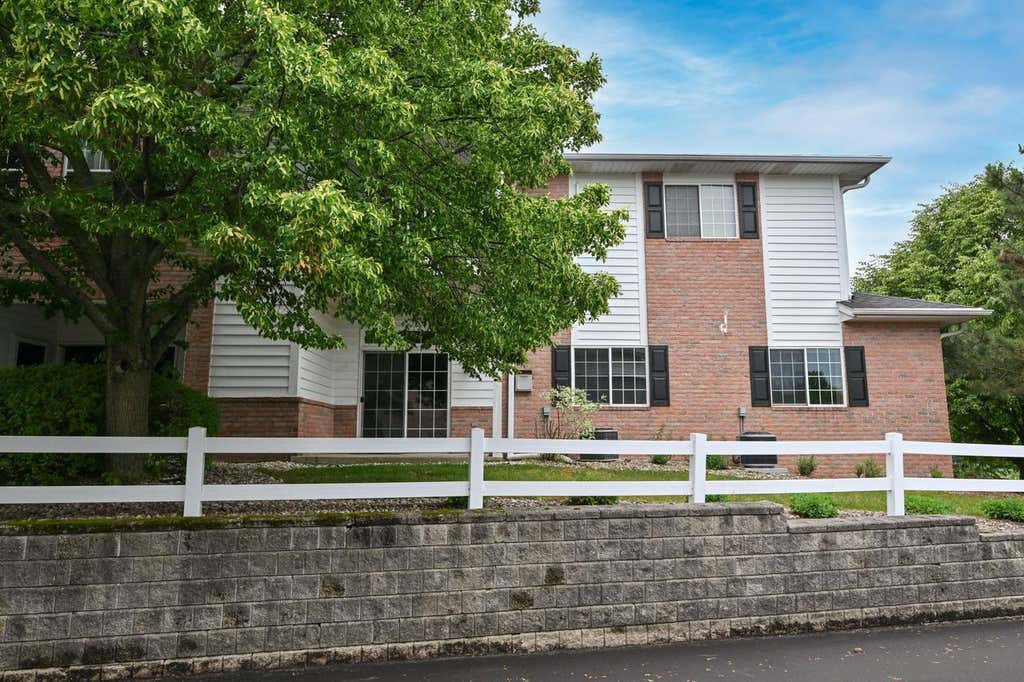 Photo of W241N2533 E Parkway Meadows CIRCLE #2, Pewaukee, WI 53072 (MLS # 1966924)