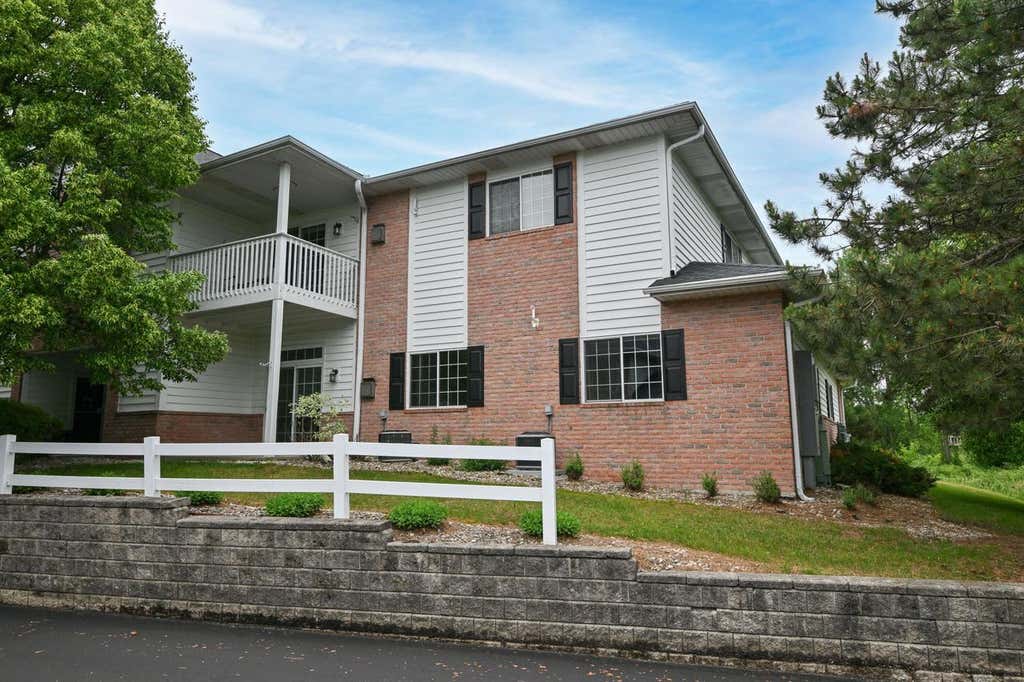 Photo of W241N2533 E Parkway Meadows CIRCLE #2, Pewaukee, WI 53072 (MLS # 1966924)