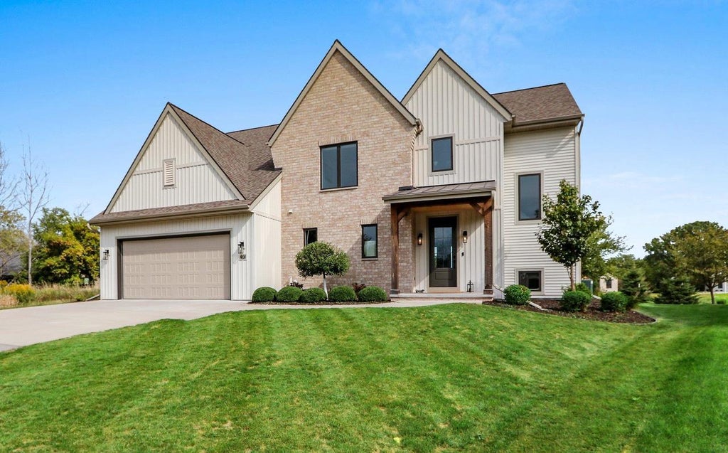 Photo of 401 Jerelyn COURT, Combined Locks, WI 54113 (MLS # 50332879)