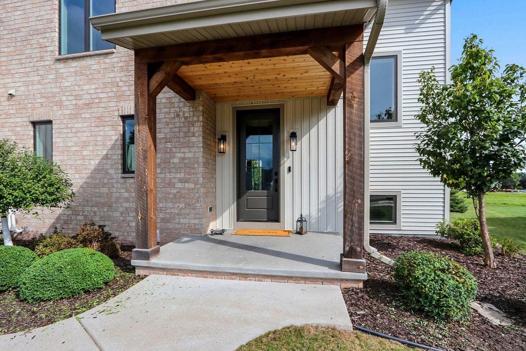Photo of 401 Jerelyn COURT, Combined Locks, WI 54113 (MLS # 50332879)