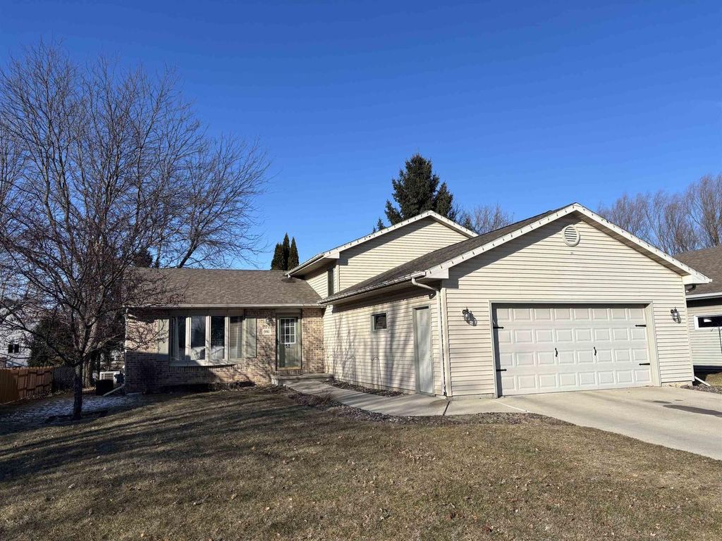 Photo of 981 Bluehill AVENUE, Fond Du Lac, WI 54935 (MLS # 50321545)