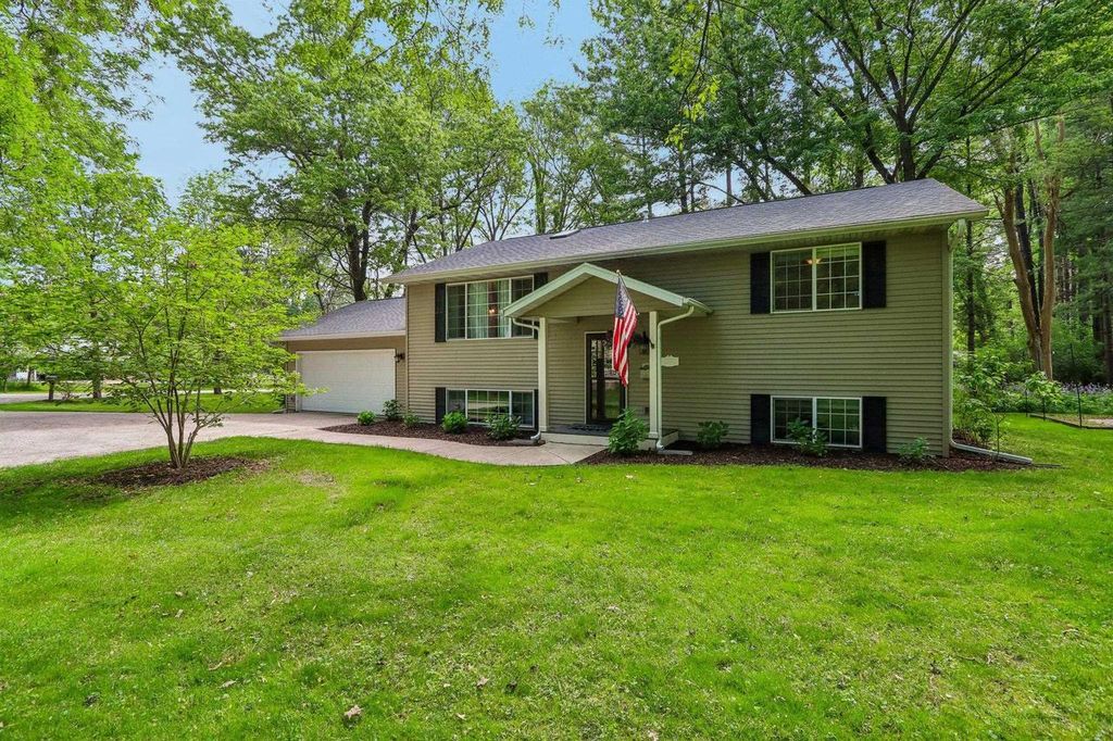 Photo of N4375 Poplar AVENUE, Cambridge, WI 53523 (MLS # 2024521)