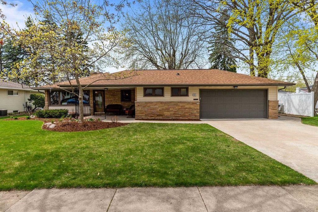 Photo of 1611 N Nicholas STREET, Appleton, WI 54914 (MLS # 50324599)