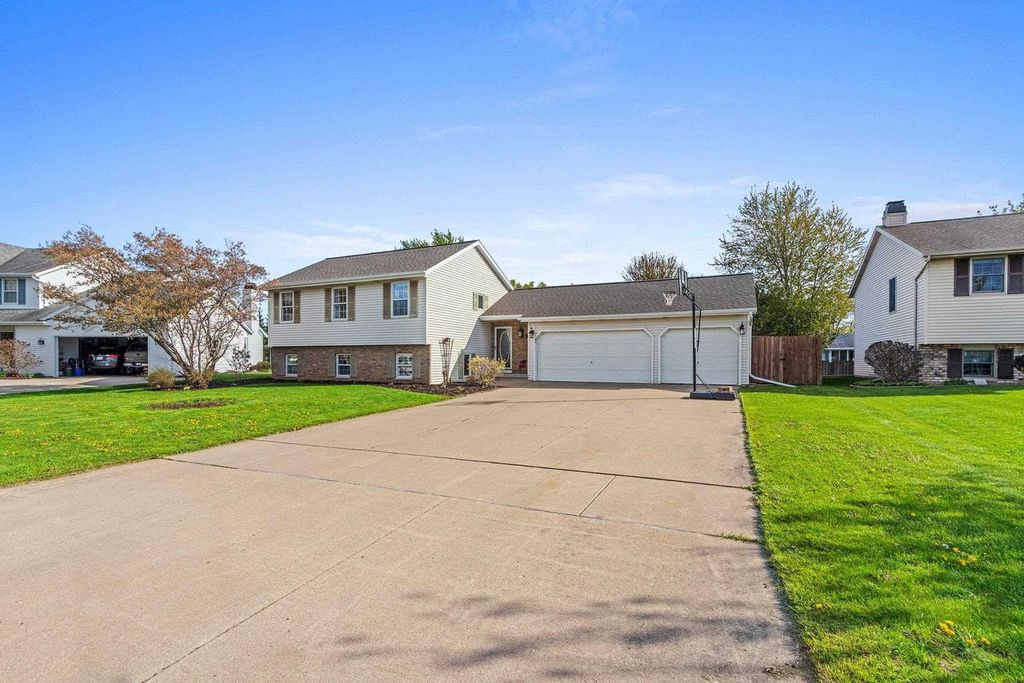 Photo of 2124 Kensington LANE, Green Bay, WI 54311 (MLS # 50325485)