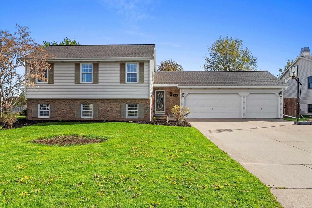 Photo of 2124 Kensington LANE, Green Bay, WI 54311 (MLS # 50325485)
