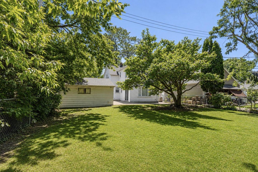 Photo of 242 E Gauer CIRCLE, Milwaukee, WI 53207 (MLS # 1975421)