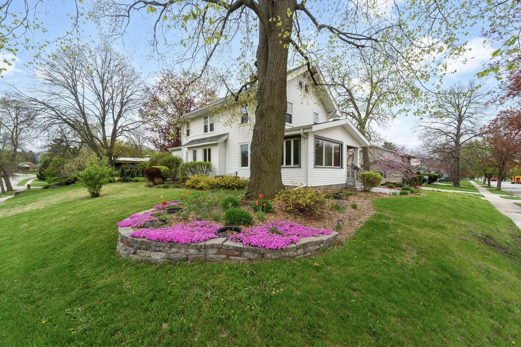 Photo of 1115 E Racine AVENUE #1117, Waukesha, WI 53186 (MLS # 1960524)