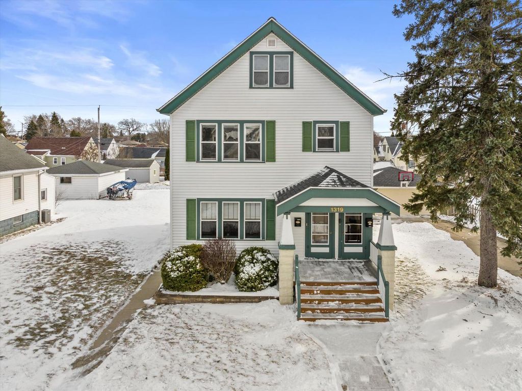 Photo of 1319 Menomonee AVENUE, South Milwaukee, WI 53172 (MLS # 1954168)