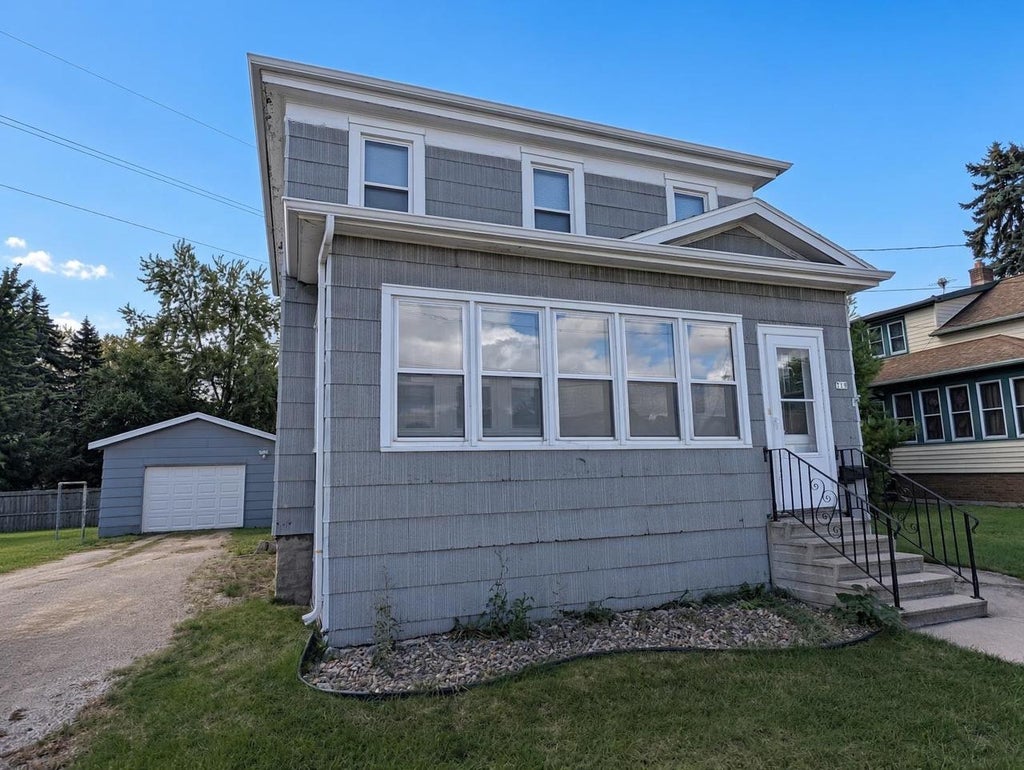 Photo of 719 W 6th AVENUE, Oshkosh, WI 54902 (MLS # 50333136)
