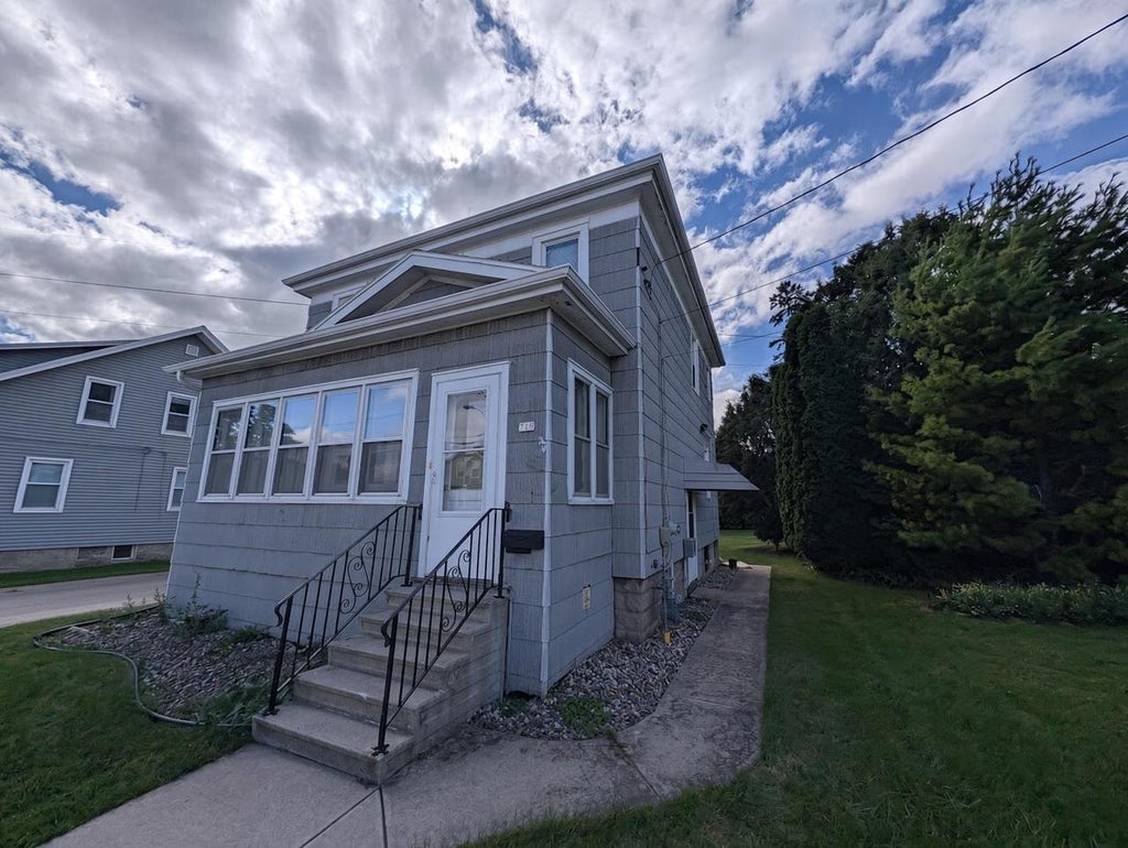 Photo of 719 W 6th AVENUE, Oshkosh, WI 54902 (MLS # 50333136)
