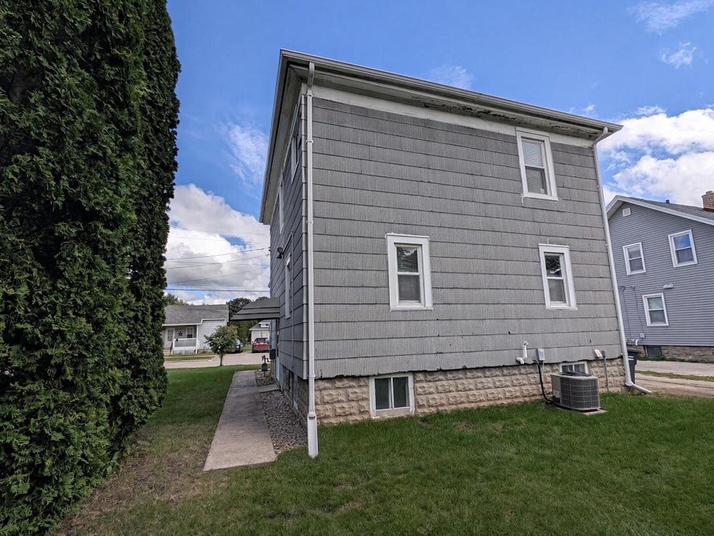 Photo of 719 W 6th AVENUE, Oshkosh, WI 54902 (MLS # 50333136)
