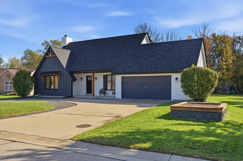 Photo of N76W15867 Hunters Ridge CIRCLE, Menomonee Falls, WI 53051 (MLS # 1986044)