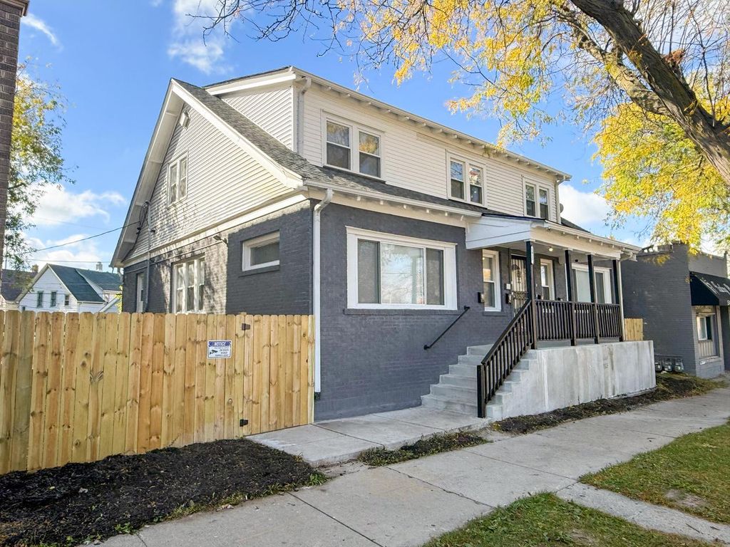 Photo of 1917 W Atkinson AVENUE, Milwaukee, WI 53206 (MLS # 1941352)