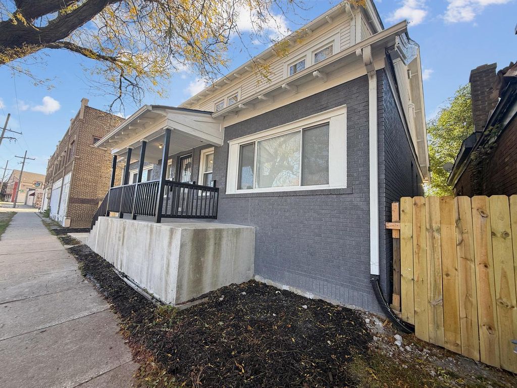 Photo of 1917 W Atkinson AVENUE, Milwaukee, WI 53206 (MLS # 1941352)