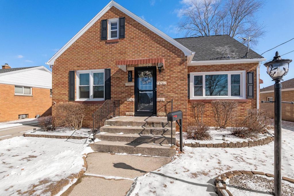 Photo of 631 S 32nd STREET, Manitowoc, WI 54220 (MLS # 1951623)