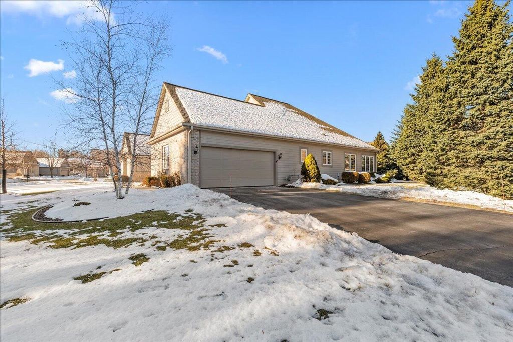 Photo of N58W5232 Highland Crossings CIRCLE, Cedarburg, WI 53012 (MLS # 1945627)