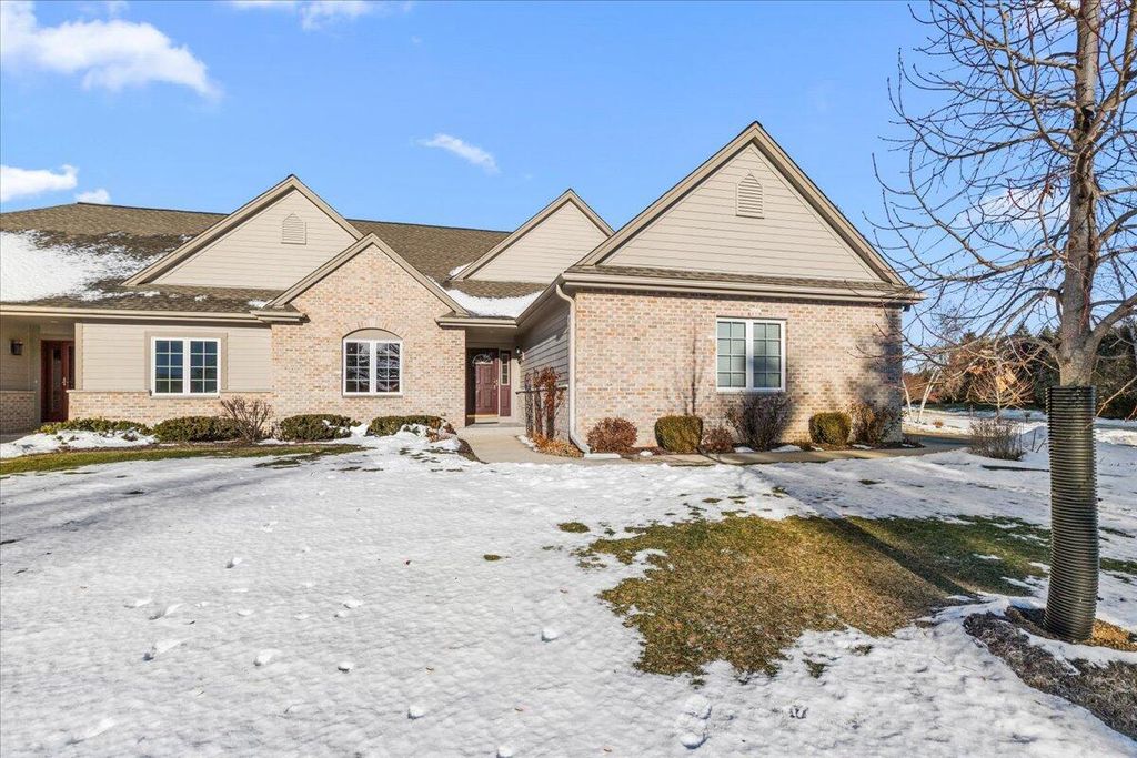 Photo of N58W5232 Highland Crossings CIRCLE, Cedarburg, WI 53012 (MLS # 1945627)