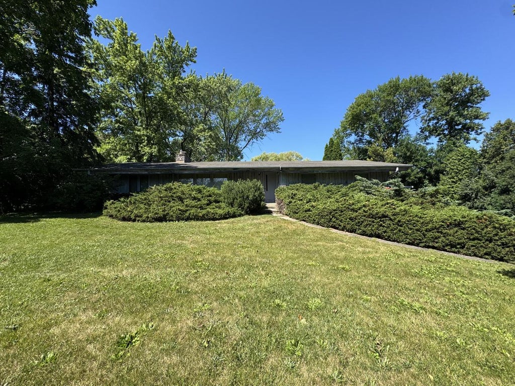 Photo of 10117 N Greenview DRIVE, Mequon, WI 53092 (MLS # 1973673)