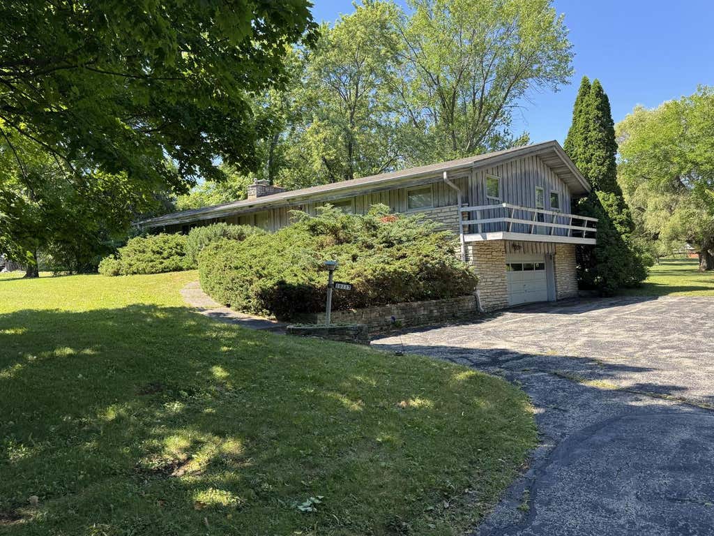 Photo of 10117 N Greenview DRIVE, Mequon, WI 53092 (MLS # 1973673)